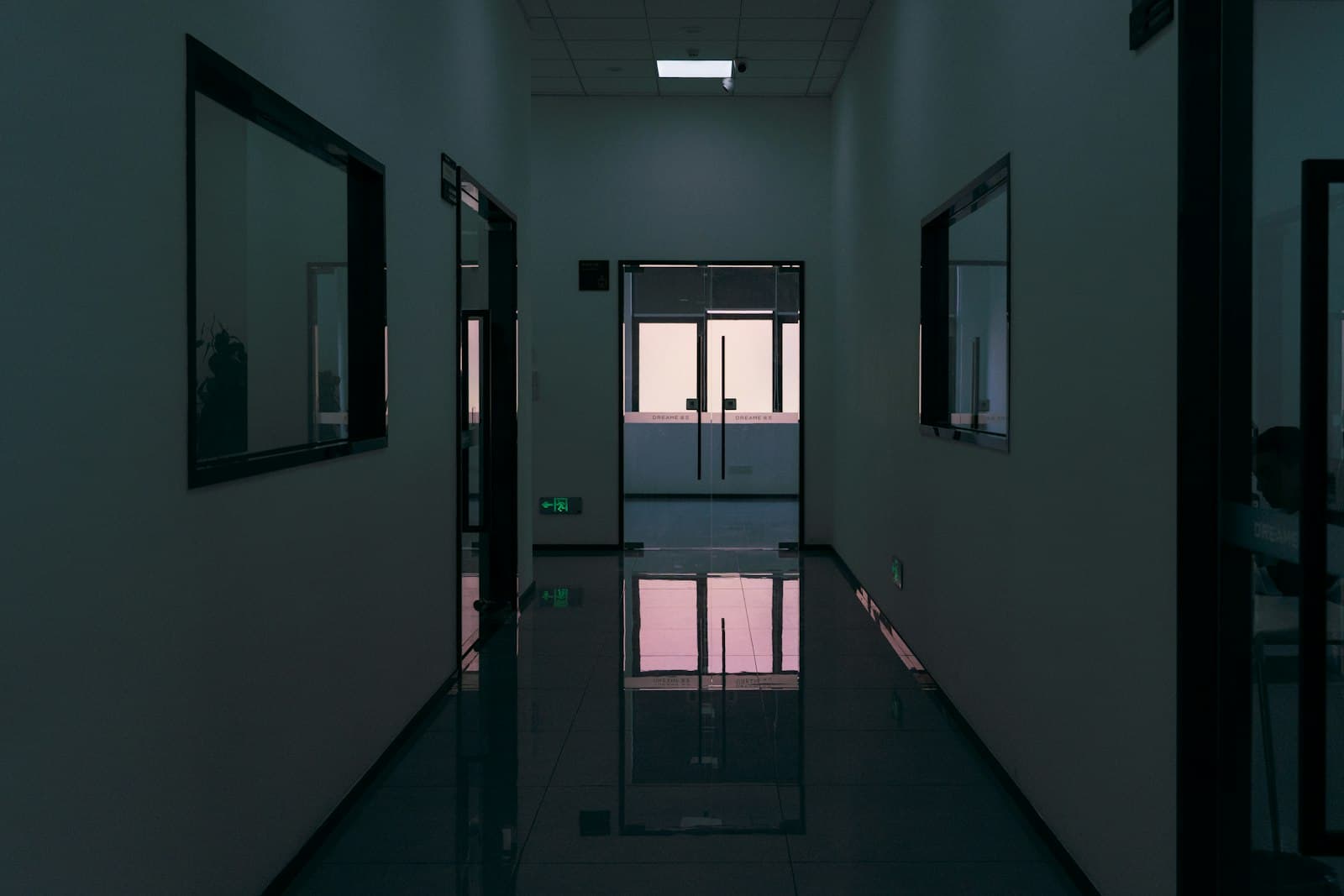 Moderner Bürokorridor in Licht und Schatten